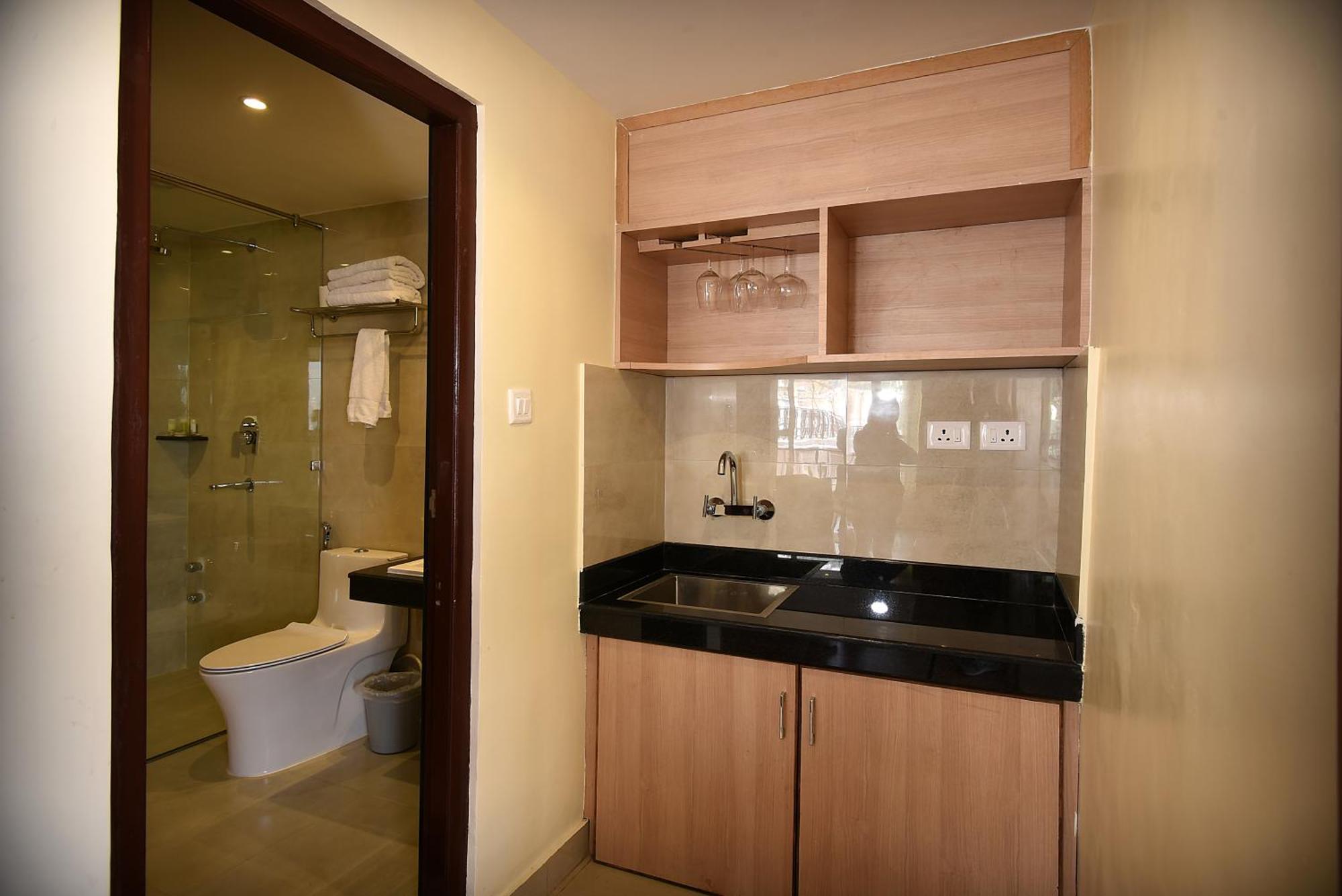 Hotel Middle Path & 4*