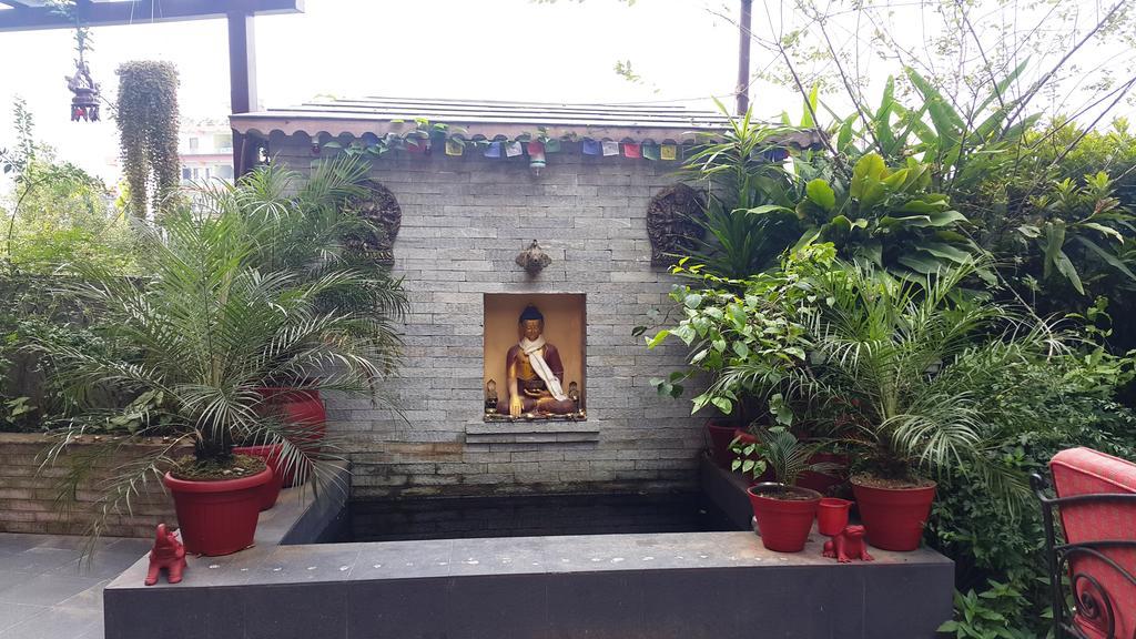 Hotel Middle Path & 4*