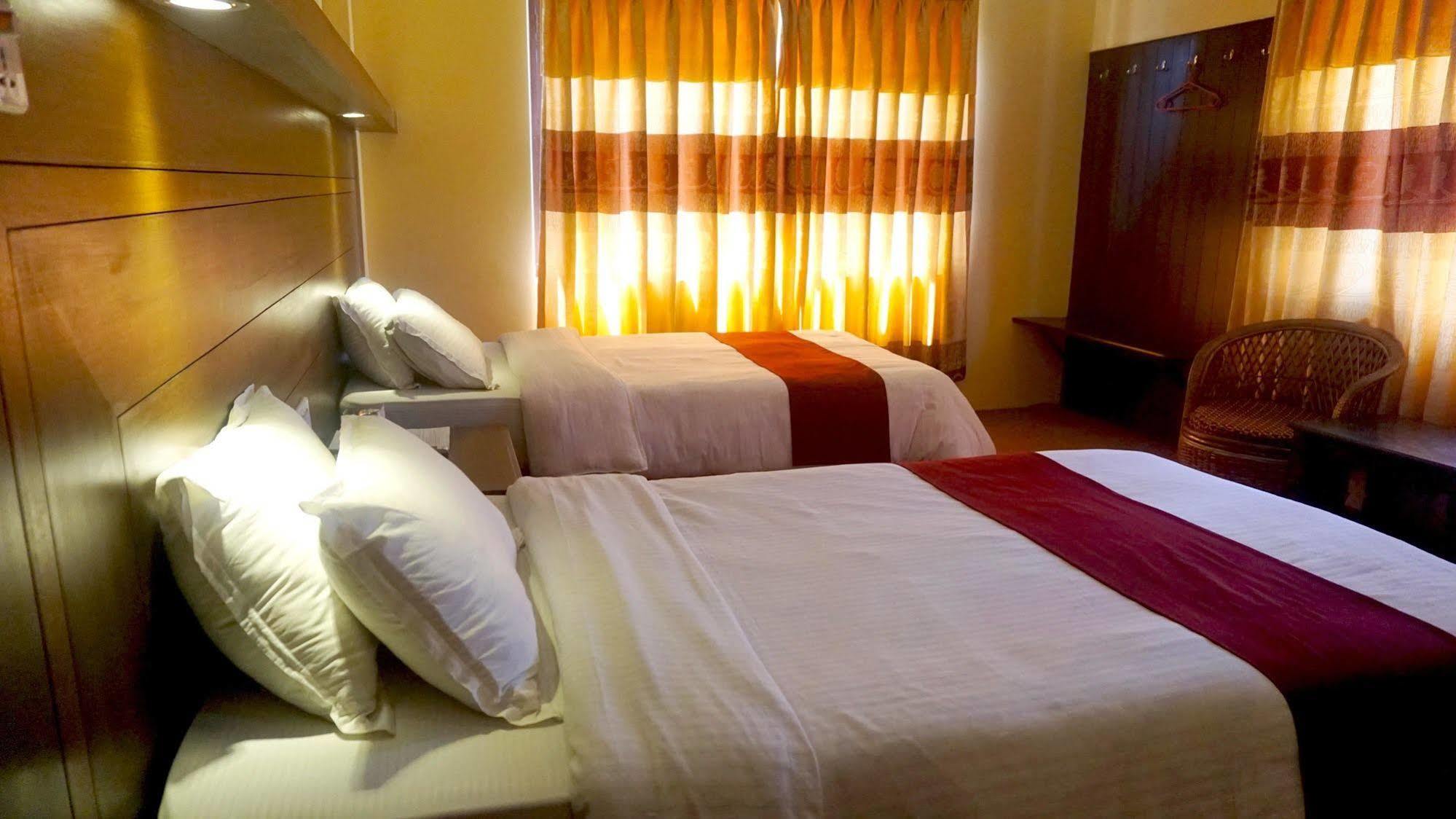 Hotel Middle Path &