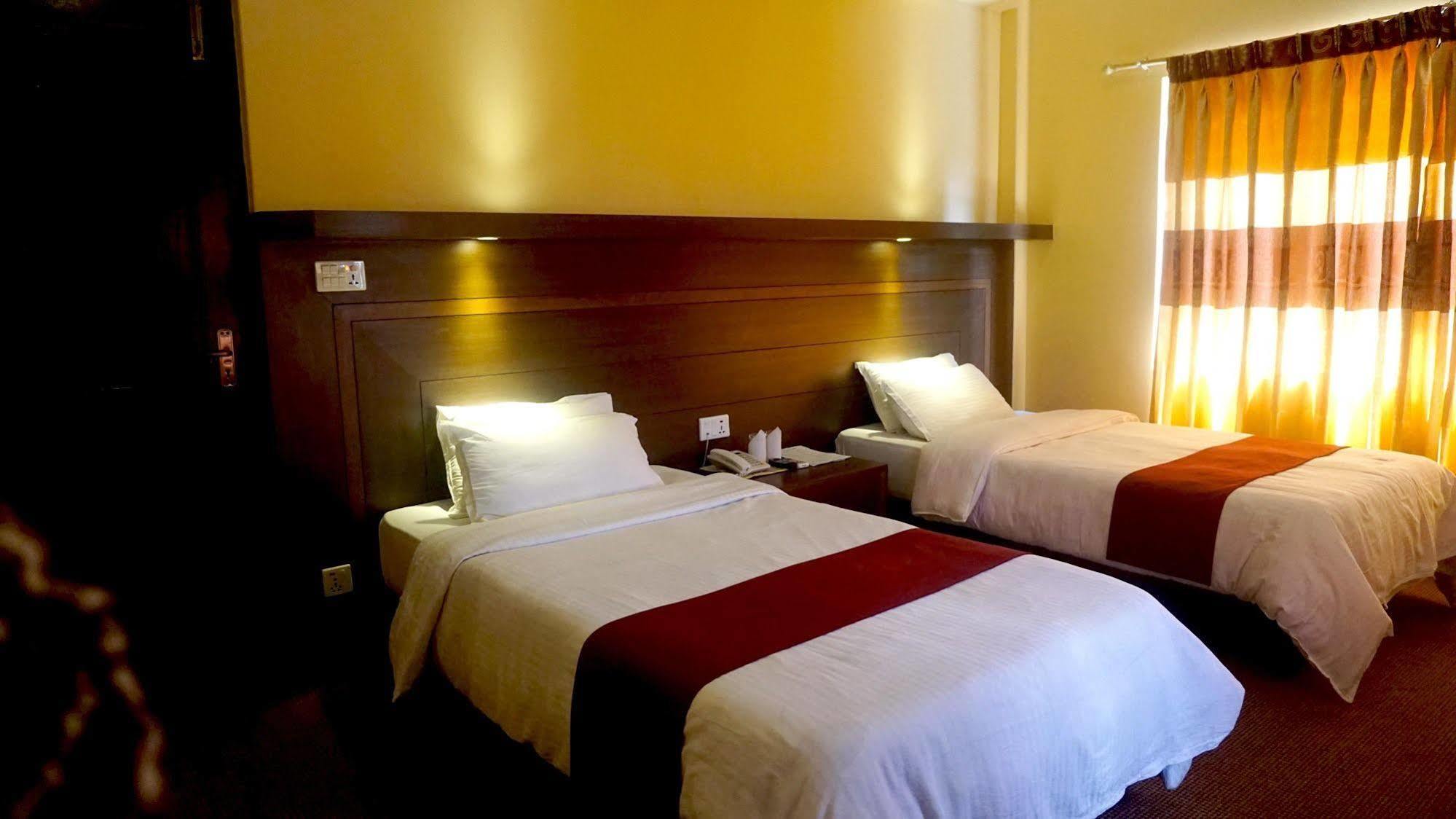 Hotel Middle Path & 4*