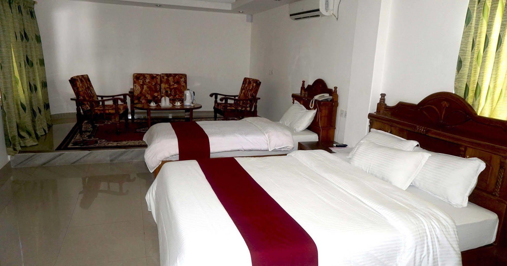 Hotel Middle Path & 4*