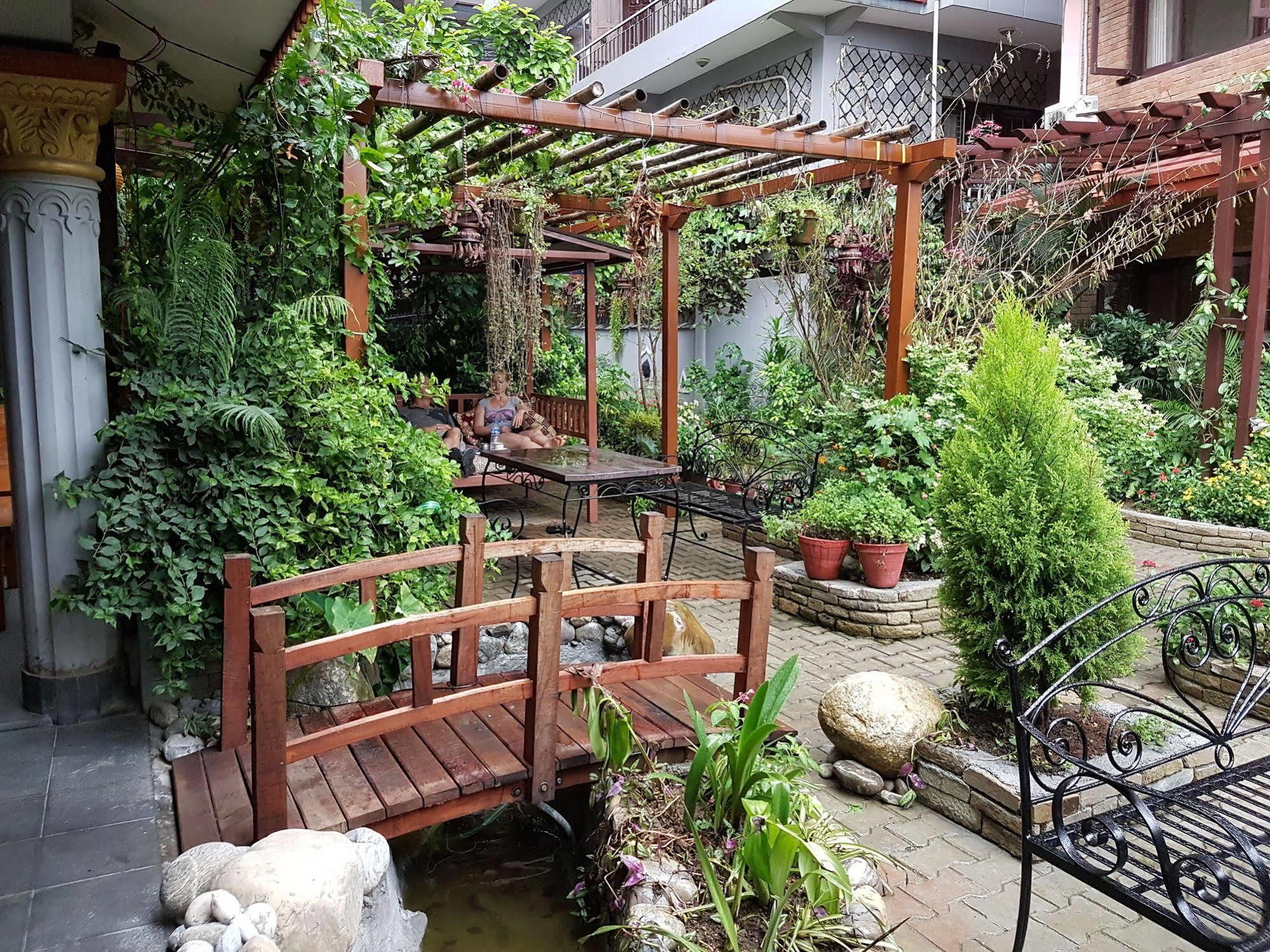 Hotel Middle Path &