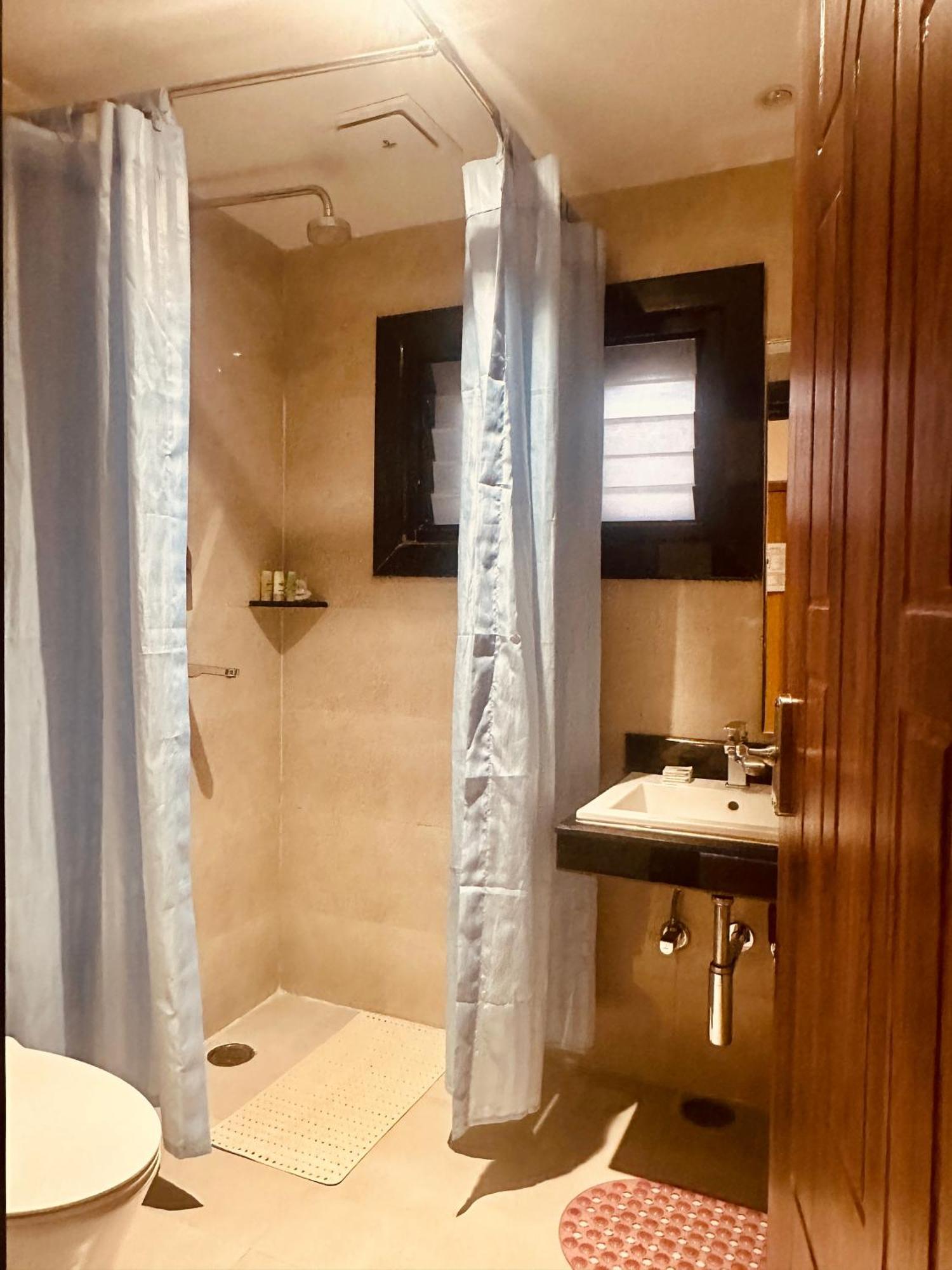 Hotel Middle Path & 4*