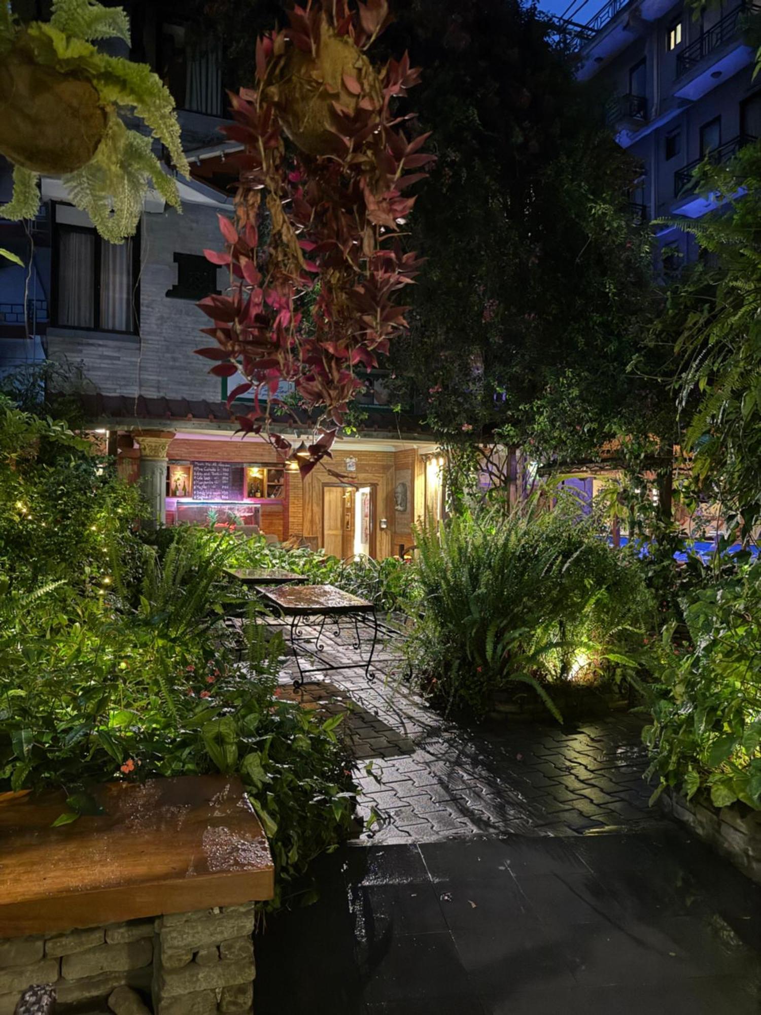 Hotel Middle Path & Pokhara