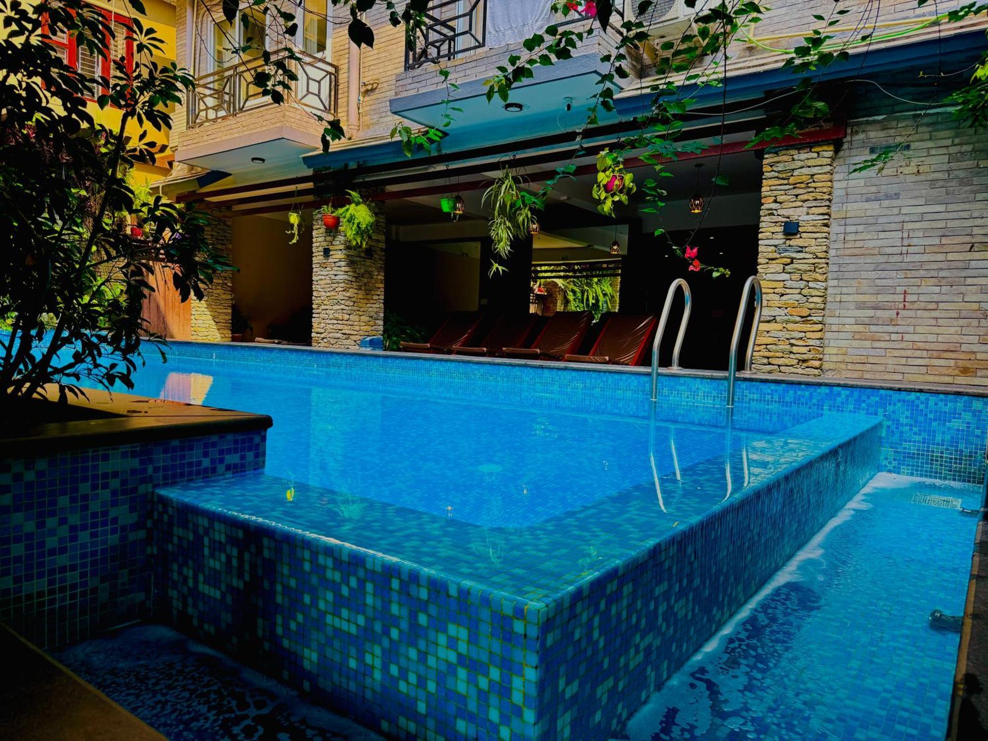Middle Path & 4* Pokhara