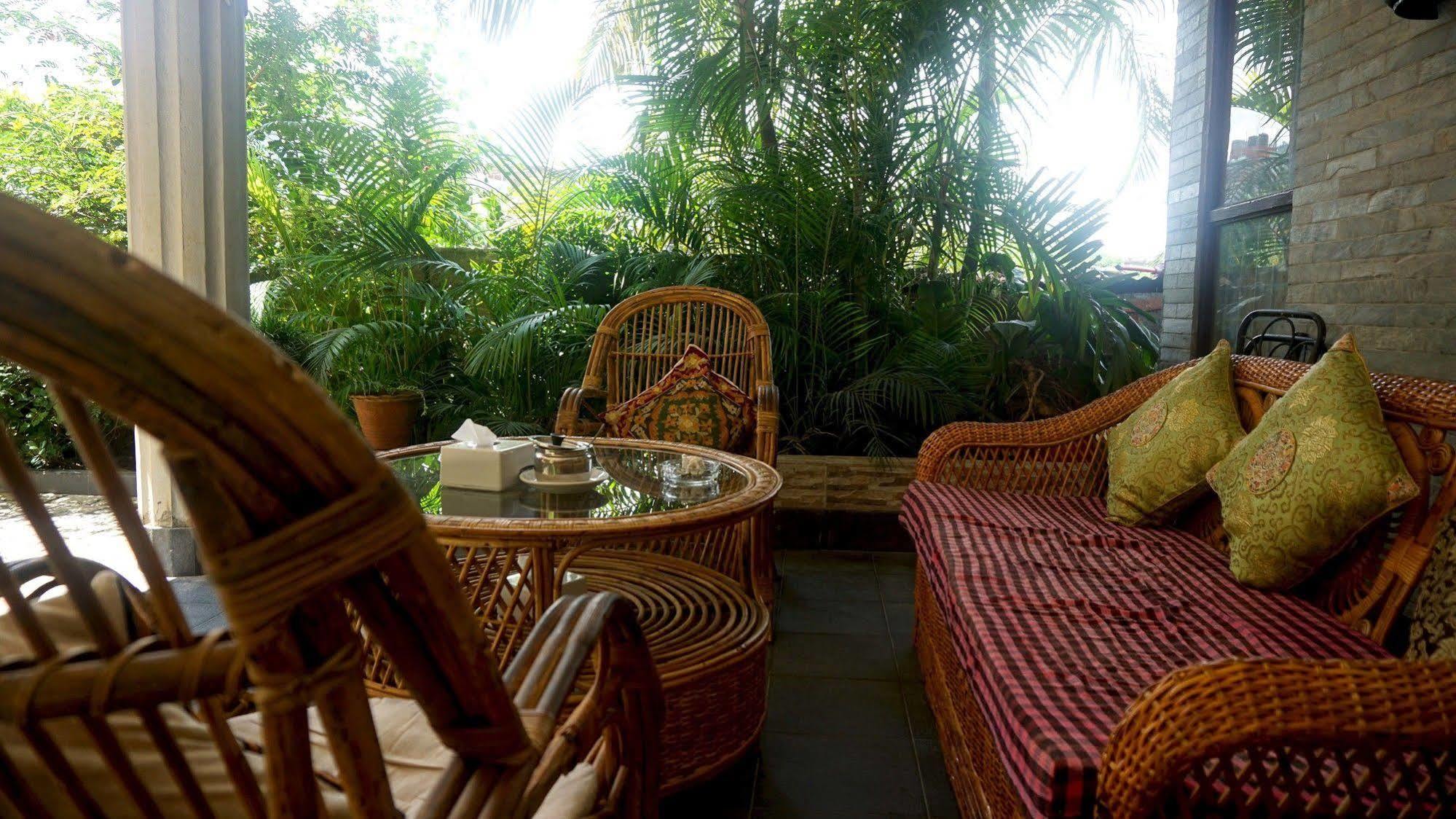 Hotel Middle Path & 4*